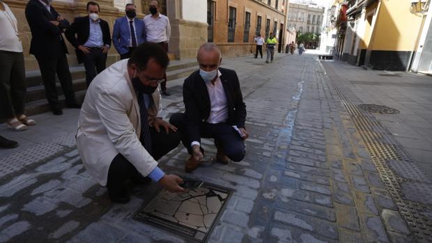 Un código QR y una placa señalan el trazado de la muralla judía en Mateos Gago