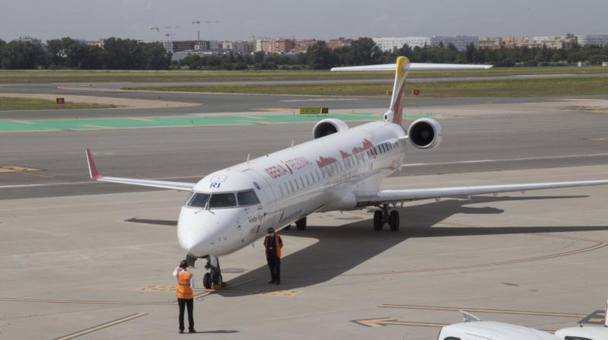 Un avión junto a la pista de vuelo del aeropuerto de Sevilla