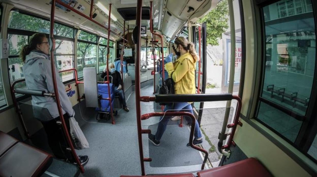 Interior de uno de los autobuses de Tussam