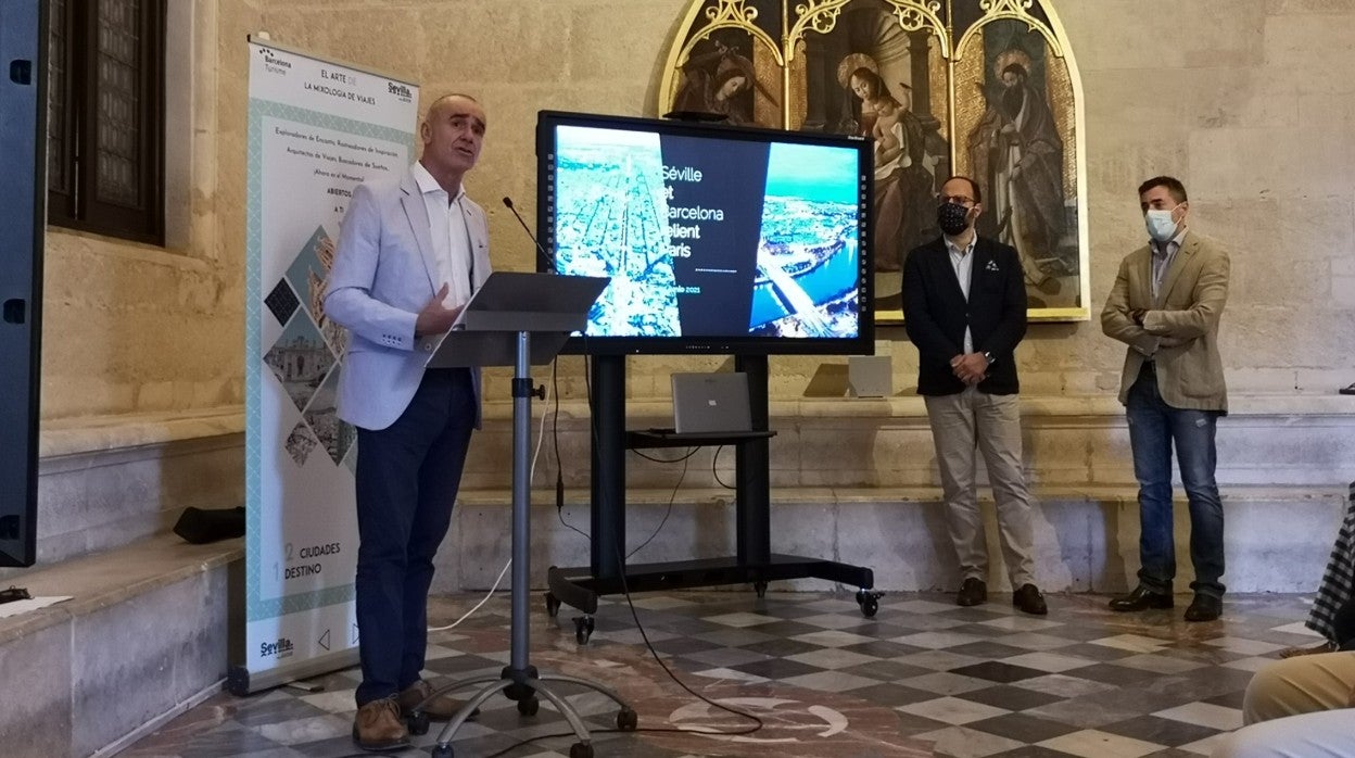 Antonio Muñoz durante la presentación junto a Mateo Asensio y Antonio Jiménez