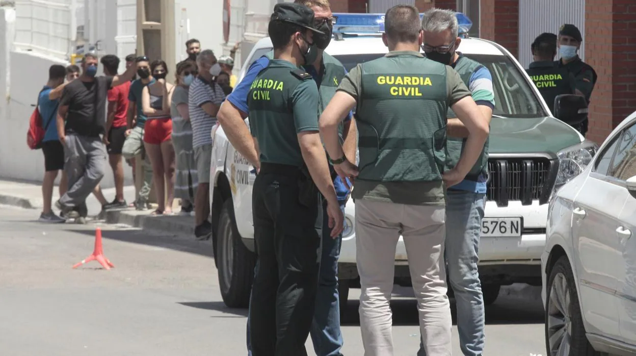 La Guardia Civil, realizando sus pesquisas en Estepa tras hallarse el cuerpo de Rocío Caíz