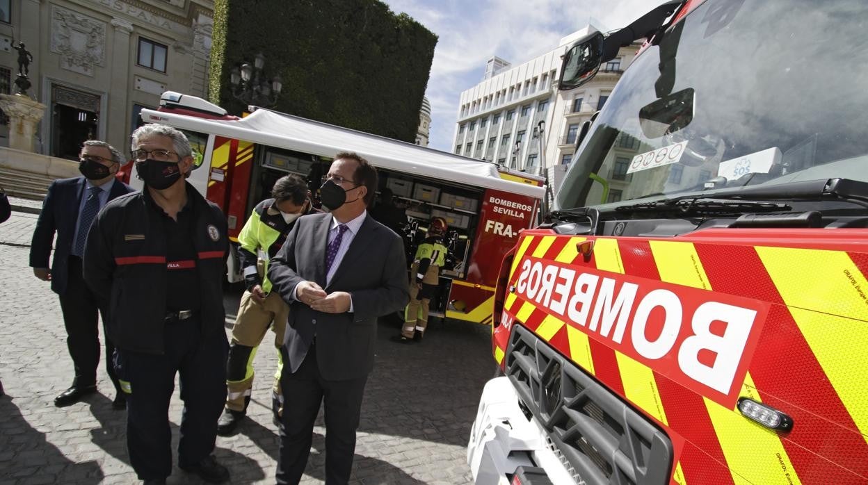 Juan Carlos Cabrera presenta nuevos camiones de Bomberos en la Plaza San Francisco