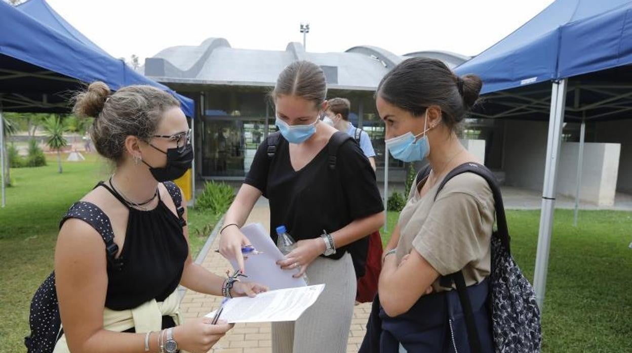 Varias chicas antes del examen de Selectividad