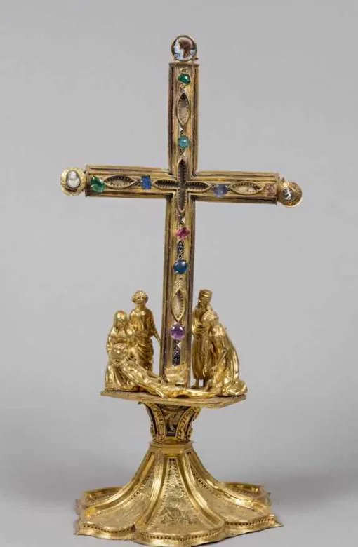 la cruz relicario del Lignum Crucis de esmaltes y camafeos con el grupo escultórico de la Piedad