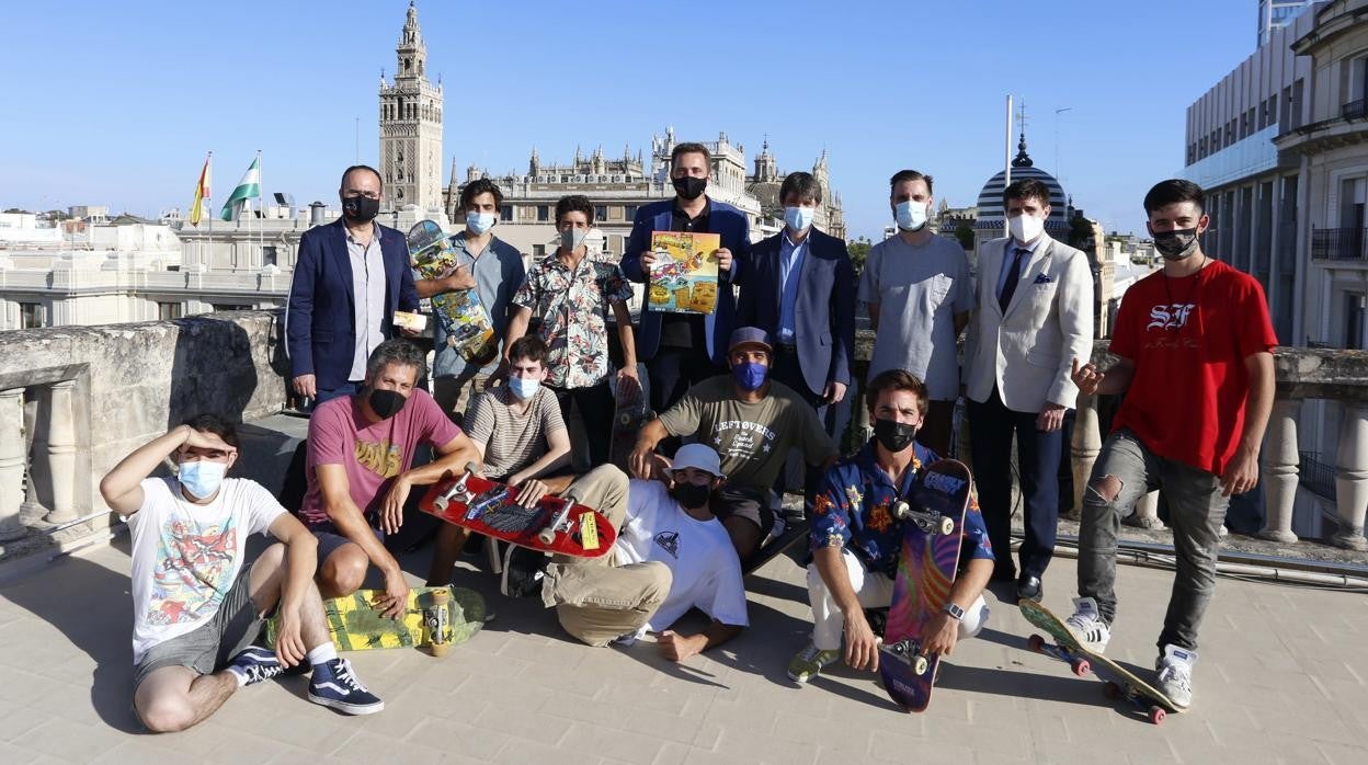 Miembros de la organización posan en el Ayuntamiento de Sevilla