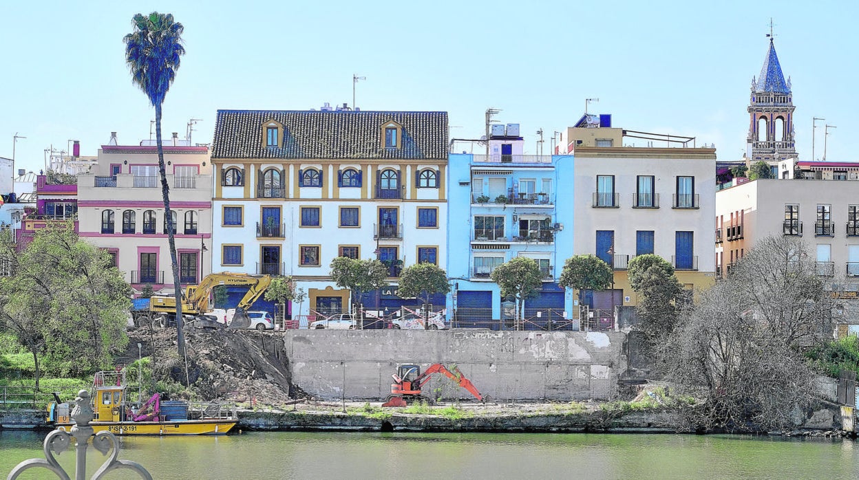 Solar que ha quedado en la calle Betis tras demolerse la comisaría