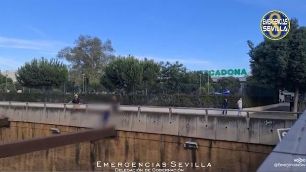 Un bombero rescata a un hombre que ha estado subido a una viga de la Ronda Urbana Norte a cinco metros del suelo