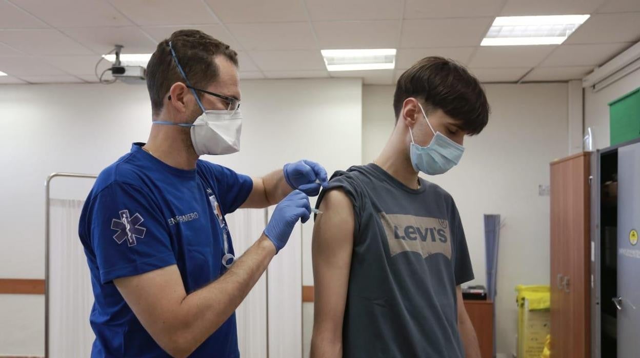 Un estudiante recibe la vacuna de Janssen este lunes