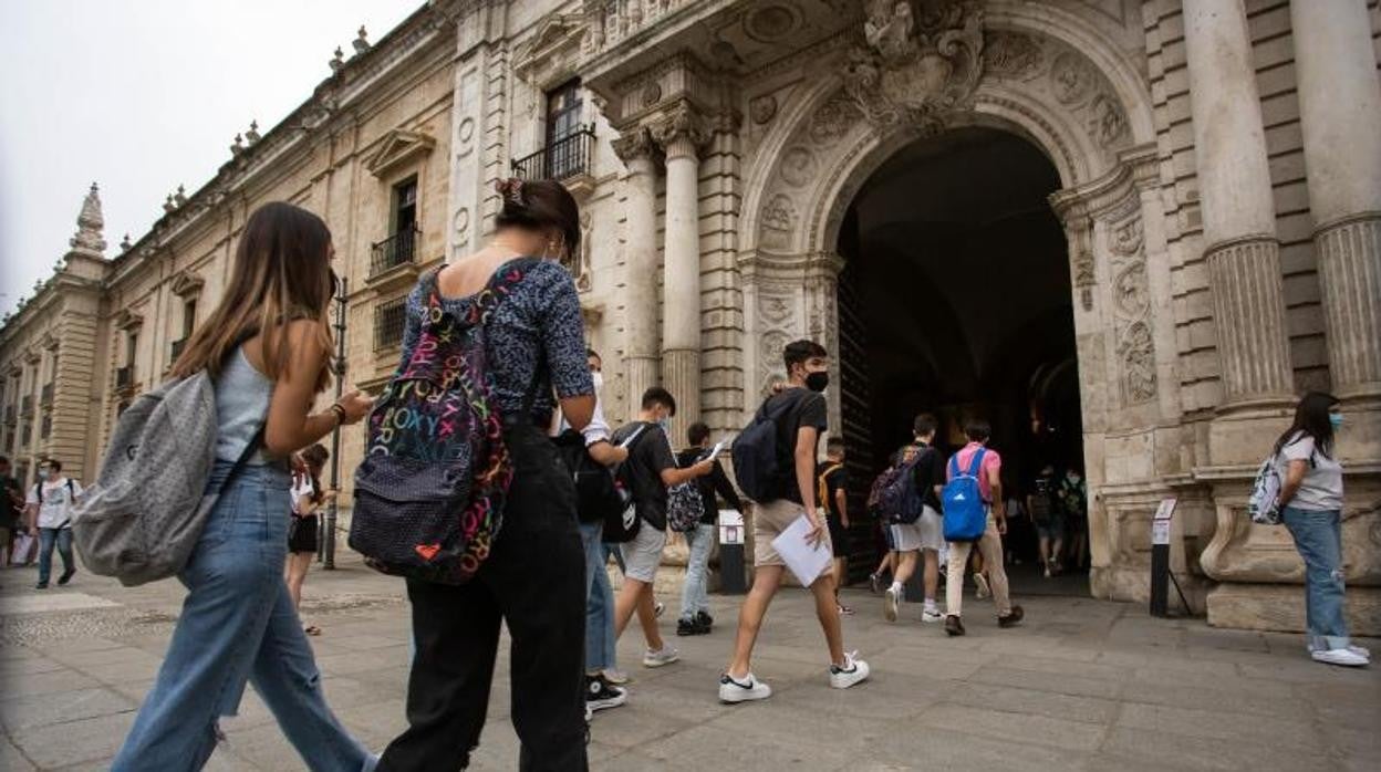 Estudiantes acceden al Rectorado para hacer las pruebas de Selectividad