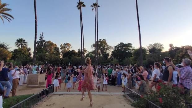 Flashmob por bulerías en Sevilla en agradecimiento por mantener el ánimo durante la pandemia