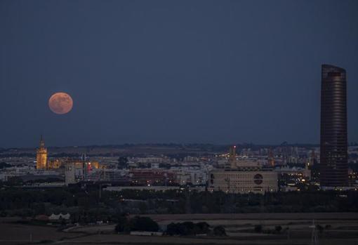 Así se ha visto la Superluna de fresa 2021 desde Sevilla
