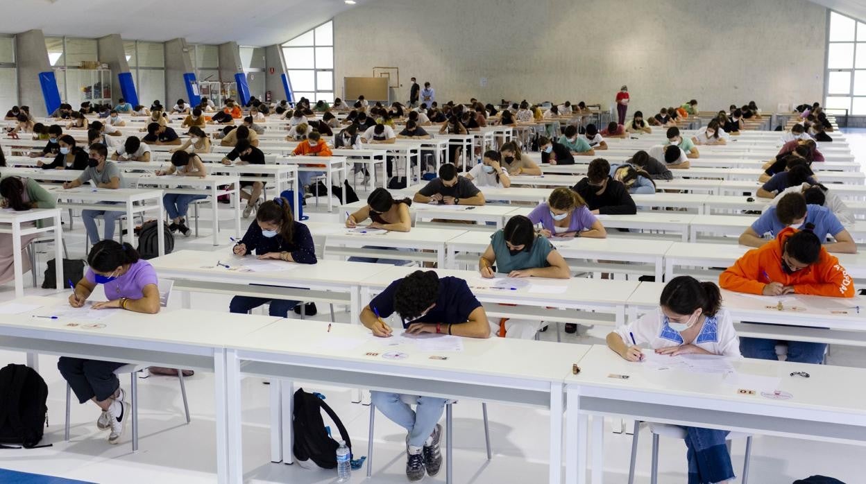 Estudiantes haciendo el examen de Selectividad 2021