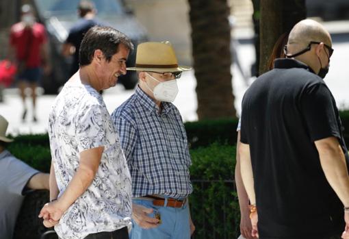 La mayoría de los sevillanos siguen usando la mascarilla en la calle