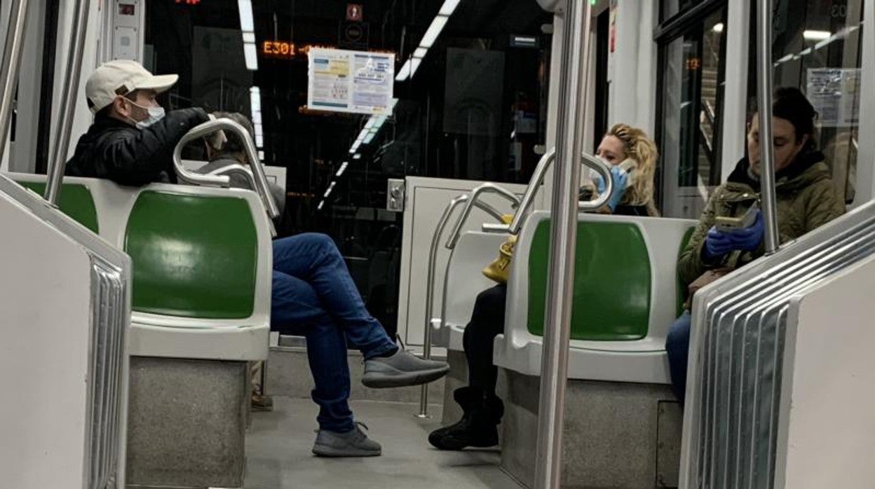 Viajeros en un tren del metro de Sevilla