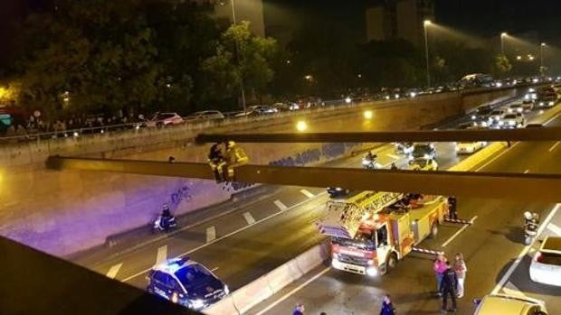 Barreras antisuicidios para el puente de la Ronda Urbana Norte de Sevilla