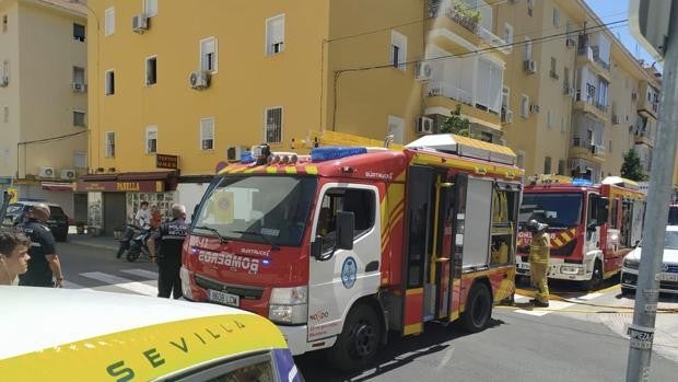 Hospitalizados un matrimonio octogenario y dos agentes por el incendio de un piso en la calle Niebla