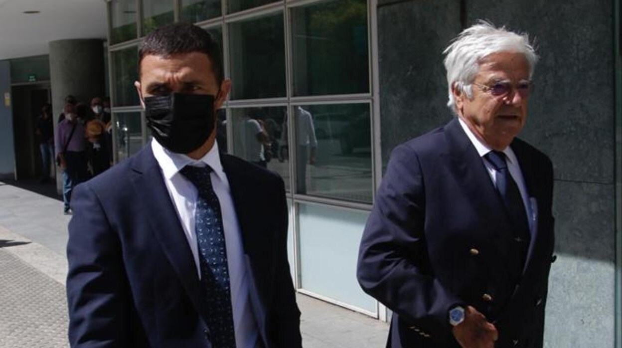 Rubén Castro, a la salida de los juzgados, junto a su abogado Francisco Baena Bocanegra