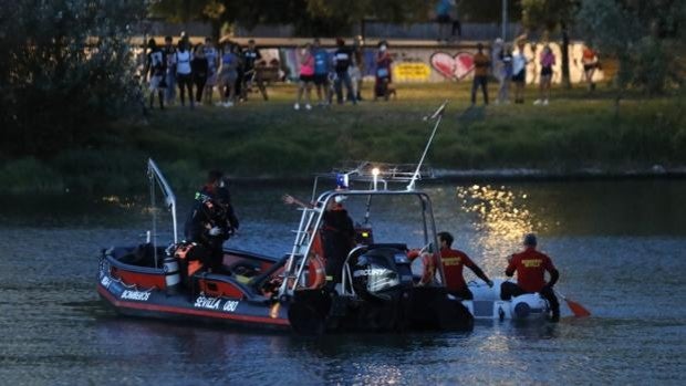 Los Bomberos buscan un cuerpo en la dársena del Guadalquivir tras la llamada de un testigo