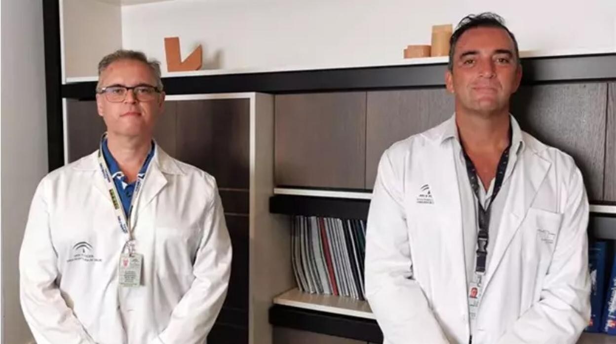 El intensivista y coordinador de Trasplantes Antonio Campanario, acompañado del director médico José Antonio Sánchez Román