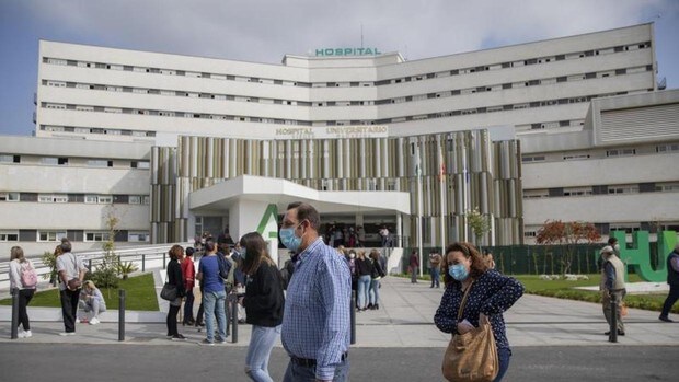 El hospital Virgen Macarena, primer centro andaluz que firma un convenio con la asociación ELA