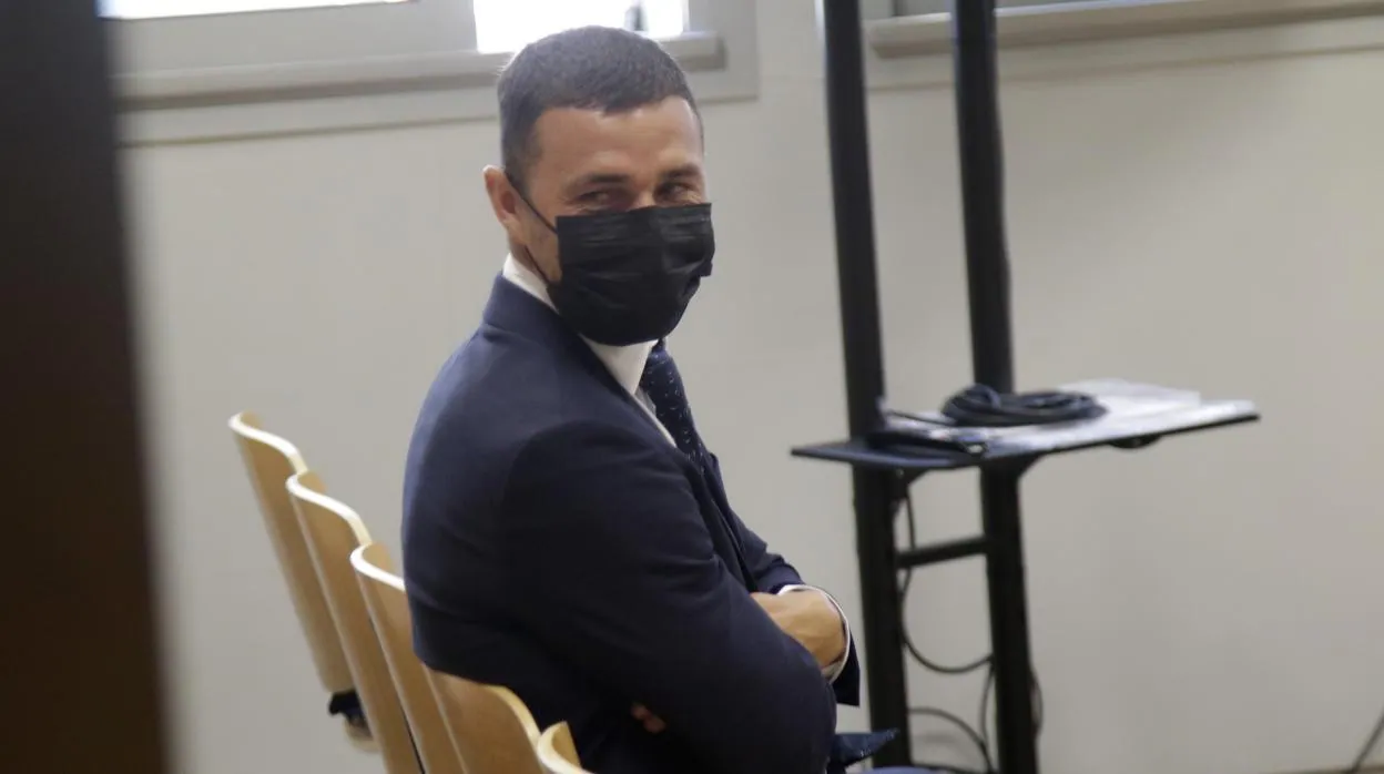 Rubén Castro en la sala del juicio sonríe a uno de sus acompañantes