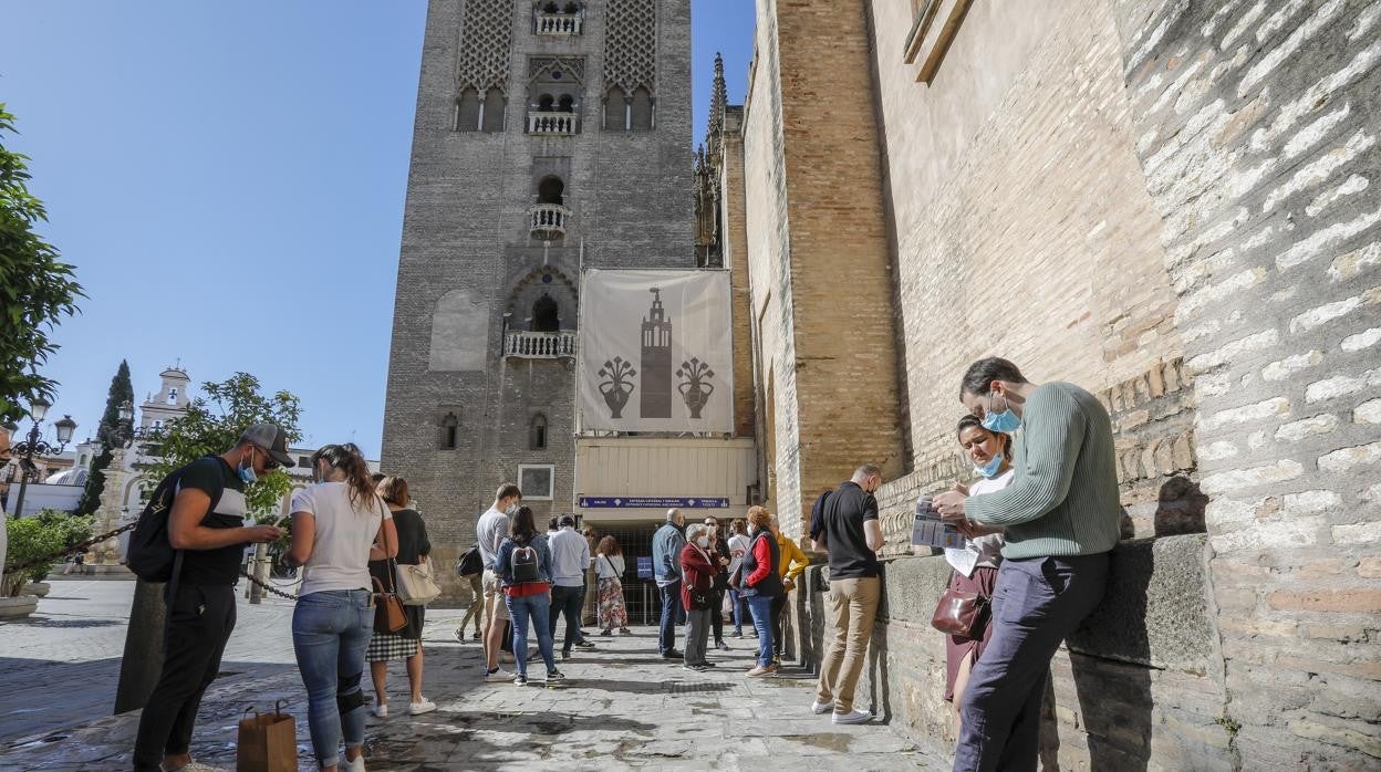 Colas para acceder a la Giralda el pasado 11 de mayo, día en el que se reabrieron las visitas