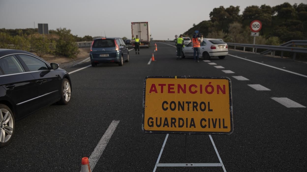 Control de la Guardia Civil en la A-66 en las inmediaciones del El Ronquillo