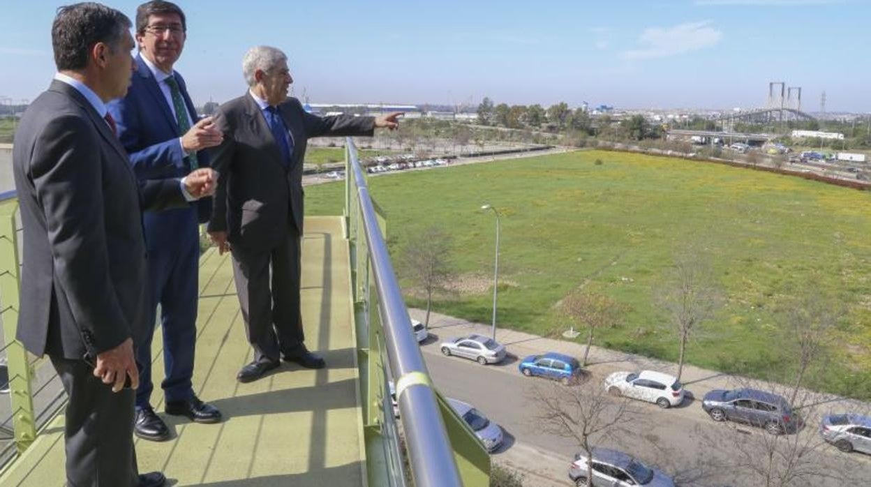 Juan Marín visitando el año pasado las instalaciones de Palmas Altas, donde debe ir el futuro proyecto de la Ciudad de la Justicia