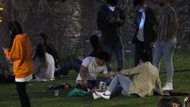 El Ayuntamiento de Sevilla adelanta el cierre de los parques para evitar las botellonas