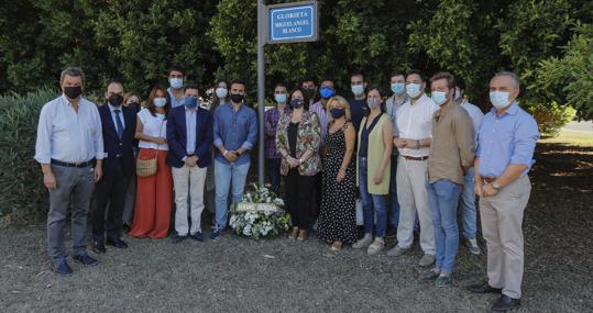 Miembros del PP de Sevilla posan junto a la glorieta Miguel Ángel Blanco