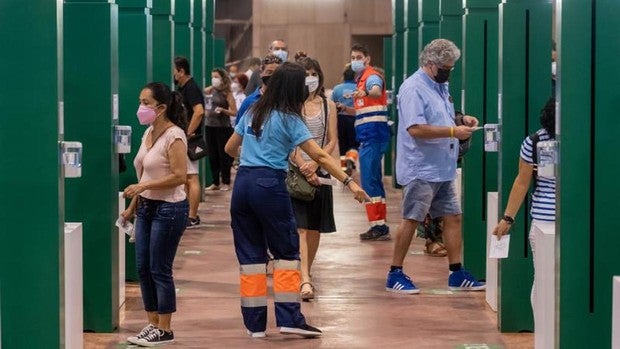 El estadio de la Cartuja vacuna este miércoles a los primeros veinteañeros de 8 a 14 horas