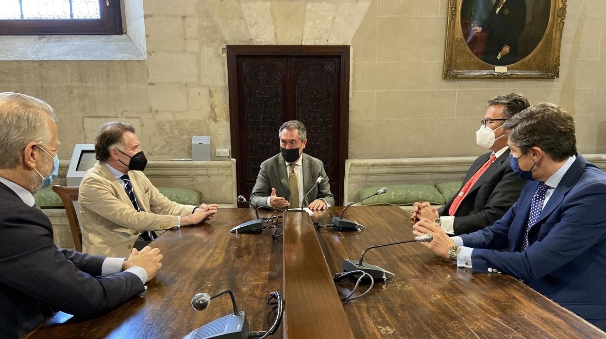 Juan Espadas con representantes de Abengoa