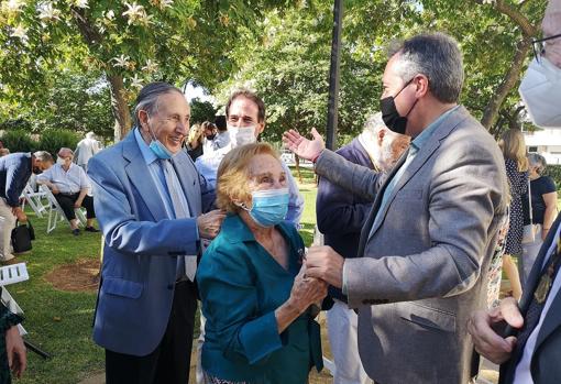 El doctor Rodríguez Sacristán saludó al alcalde durante el acto