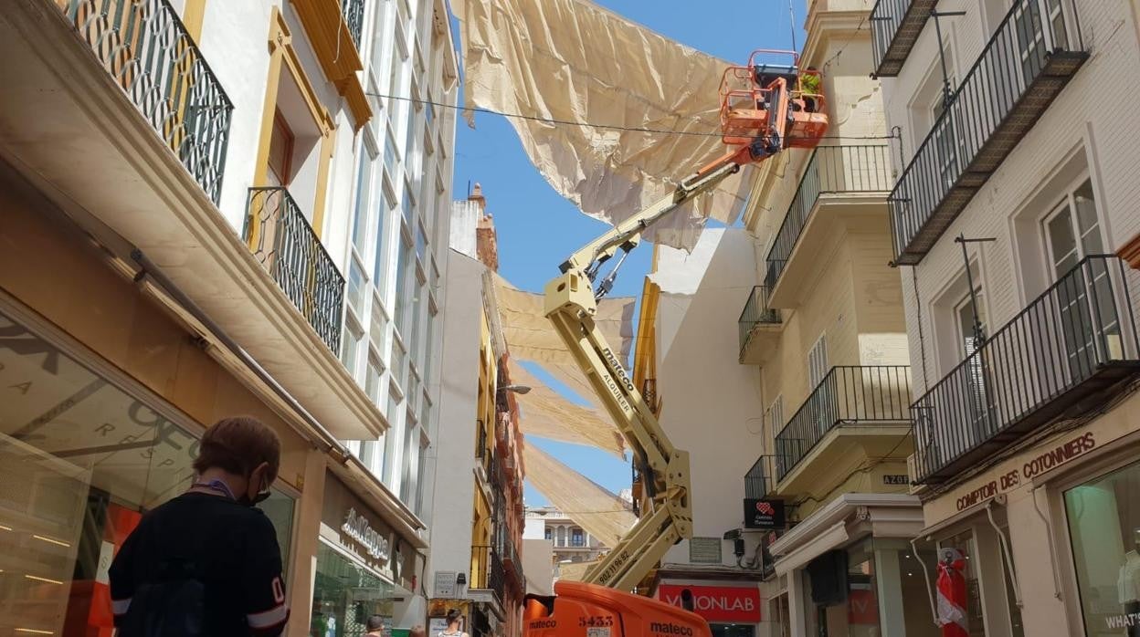 Instalación esta mañana de toldos en la calle Sierpes