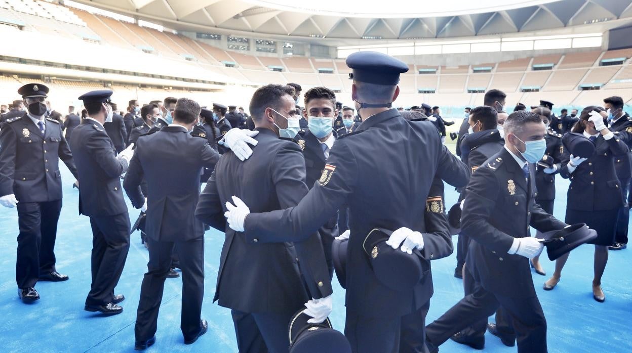 Nuevos agentes de Policía juran su cargo en el Estadio Olímpico