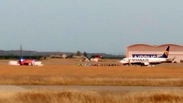 Un falso aviso de bomba obliga a desalojar un avión de Ryanair en el aeropuerto de Sevilla