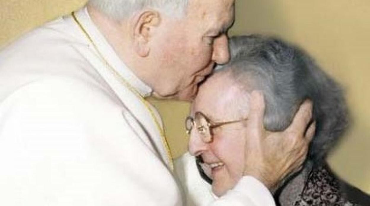 San Juan Pablo II besa a Madre Trinidad, la fundadora de la Obra de la Iglesia