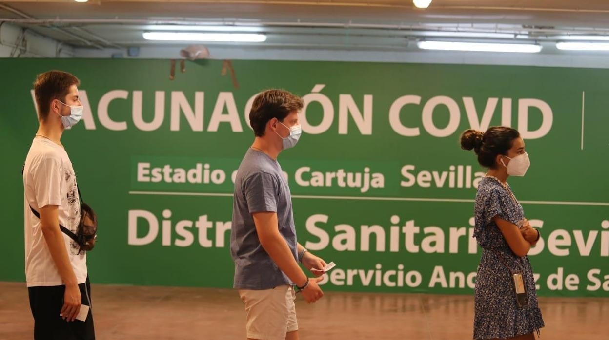 Jóvenes esperando para ser vacunados este viernes en Sevilla