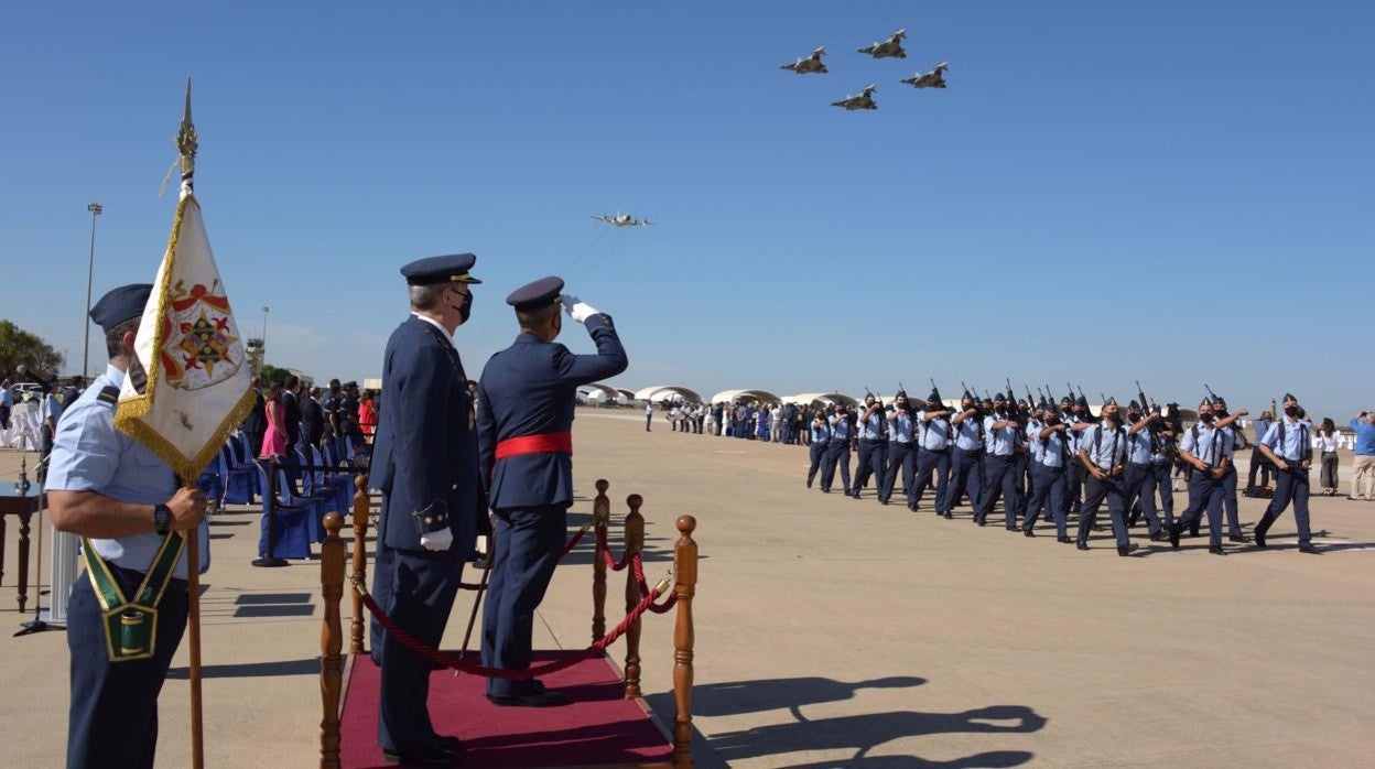 Momento del acto de relevo y toma de posesión en la Base Aérea de Morón