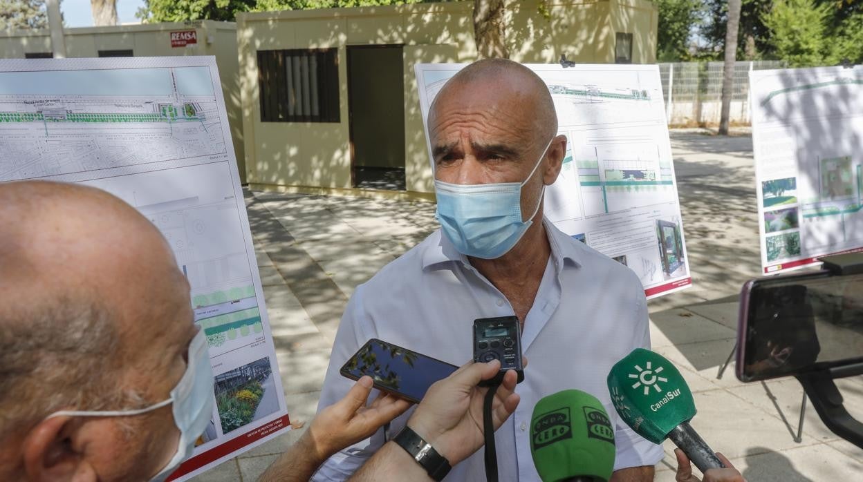 Antonio Muñoz, atendiendo a los periodistas en el paseo de Torneo