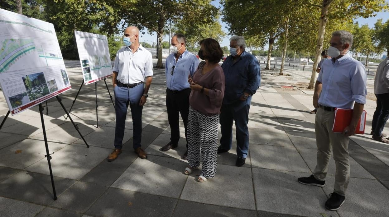 Muñoz, junto a los paneles explicativos de la obra en Torneo