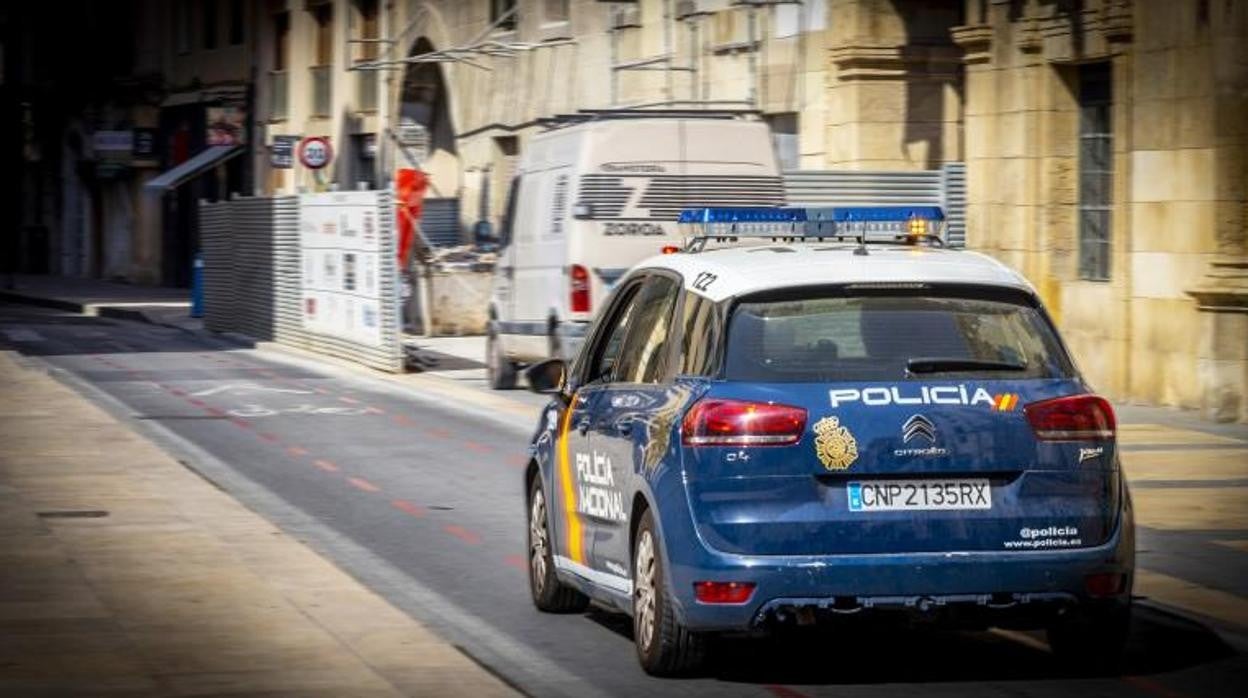 Un coche de la Policía Nacional patrullando por una calle