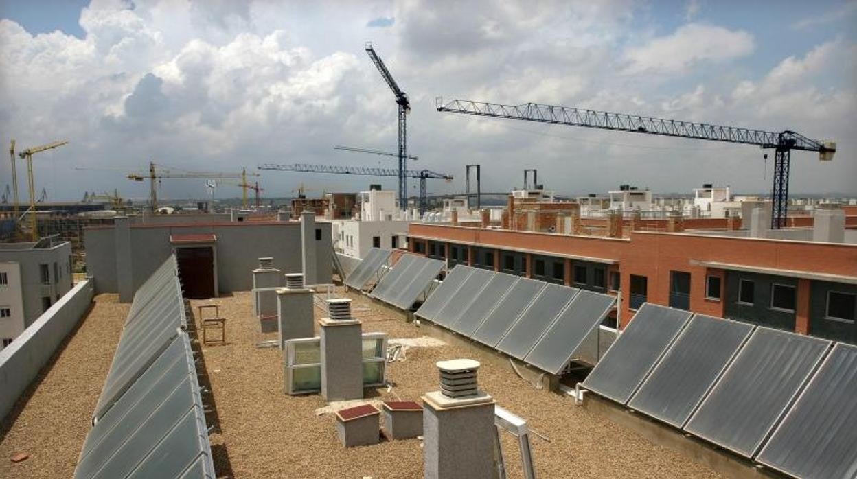 Placas solares en la terraza de un edificio