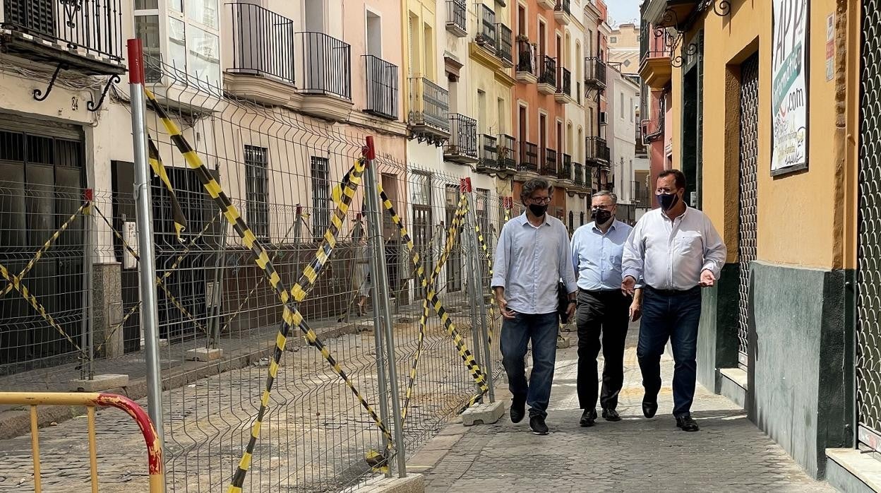 El delegado Juan Carlos Cabrera junto a personal de Emasesa visita las obras