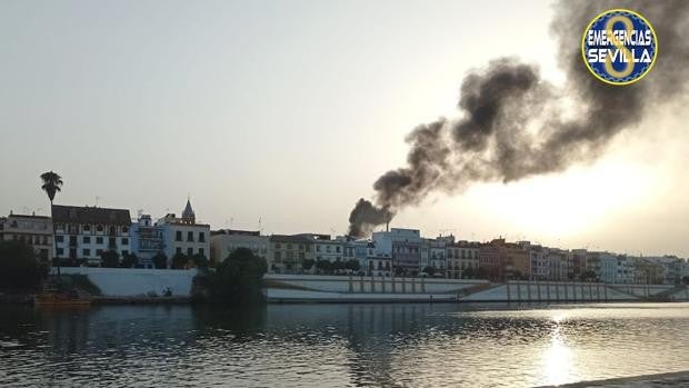 Los bomberos extinguen un incendio que ha provocado daños en una vivienda de la calle Pureza