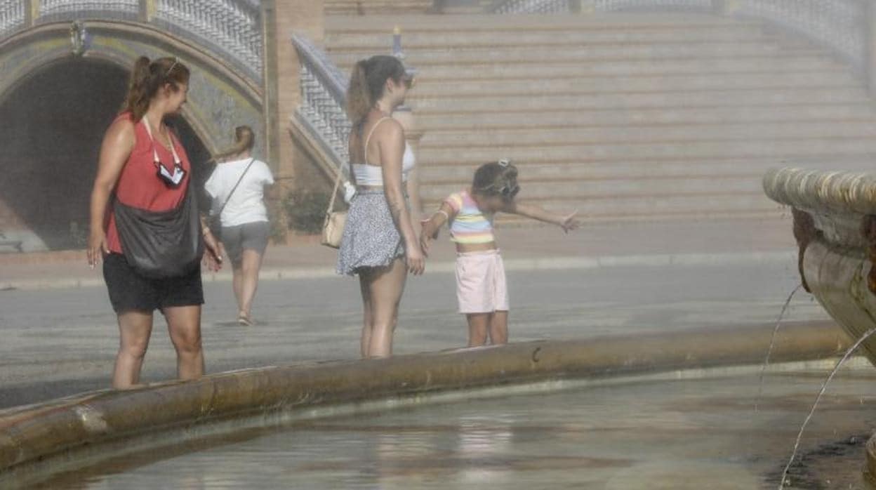 Unas turistas soportando las altas temperaturas en la Plaza de España