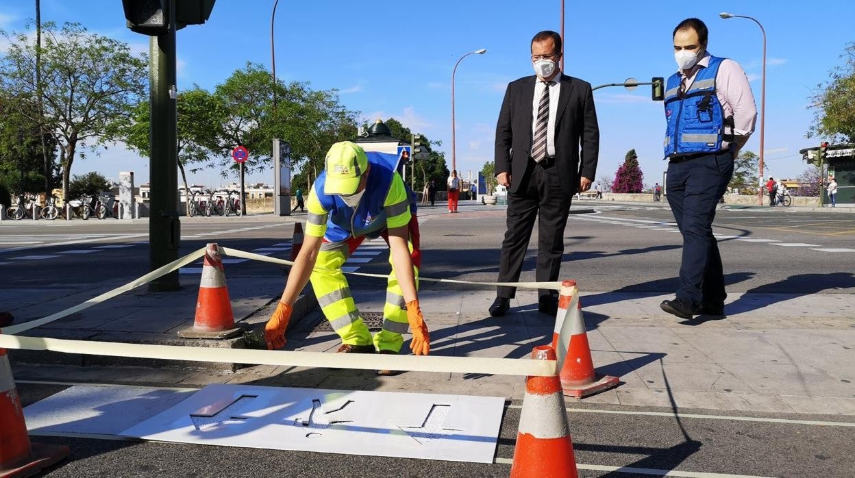 El delegado Juan Carlos Cabrera, observando la instalación de las nuevas señales