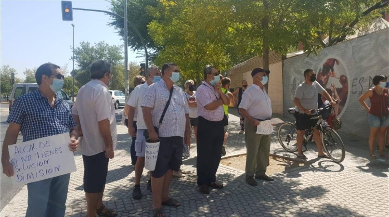 Vecinos de Padre Pío protestando ante los numerosos cortes de luz de la barriada