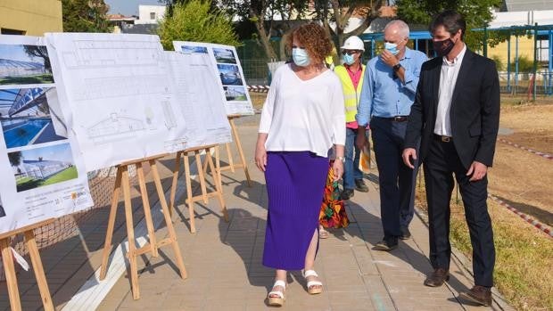 El Ayuntamiento de Sevilla inicia las obras de la nueva cubierta de la piscina del centro deportivo Torreblanca