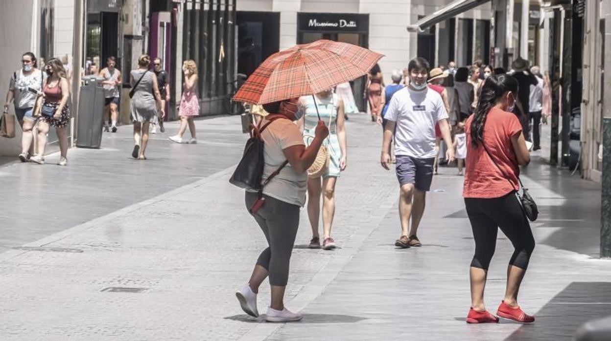 Transeúntes bajo un sol de justicia